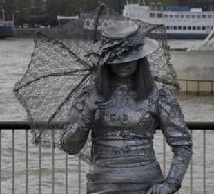 Unterhaltung am Themseufer unterhalb des Eye