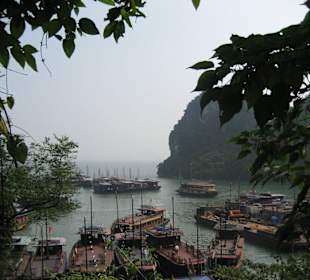 Ausflugsschiffe vor der Grotte