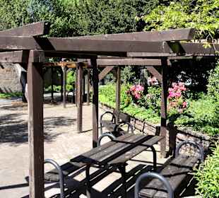 Pergola-Sitzplätze an der Rotunde