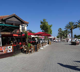 Hafenpromenade, viele Lokaöe