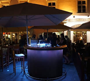 Nächtlicher Hauptplatz im Sommer