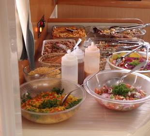 Buffet zu MIttag an Bord