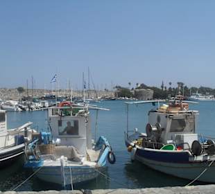 Der Hafen, wovon auch Schiffe nach Rhodos aufbrechen
