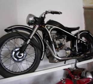 Alte Motorräder und Fahrräder