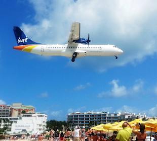 Großes Flugzeug über dem Strand