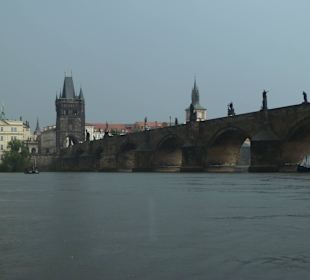 Karlsbrücke vom Schiff aus gesehen