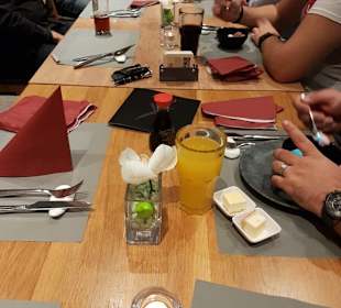 Für Gruppen gibt es auch lange Tische