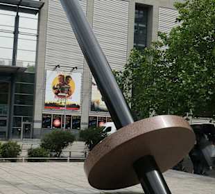 Die Erdachse vor dem Magdeburger Hauptbahnhof