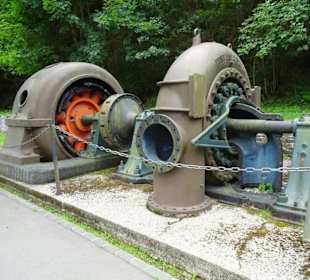 Alte Generatoren und Pumpen vor dem Kraftwerk