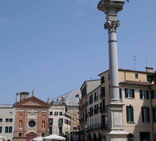 Rückwärtiger Teil das Rathaus, vorn Löwensäule