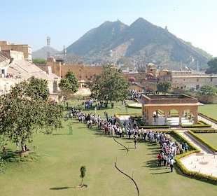 Das ist die Schlange zu den Elefanten! 2 Stunden warten