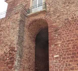 Das alte Stadttor trennt Unterstadt von Oberstadt