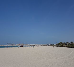 Strand direkt vorm Hotel