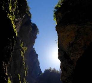 Sonnenlicht kommt durch die enge Schlucht