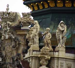 Die Steinfiguren Glockenturm