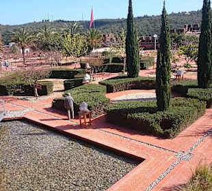 Restaurant und kleiner Park auf der Burg