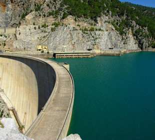 Der Staudamm selbst in voller Pracht