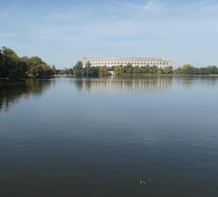 Blick über den Dutzendteich zur Kongresshalle