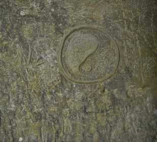 Yin und Yang Zeichen in einer Höhle