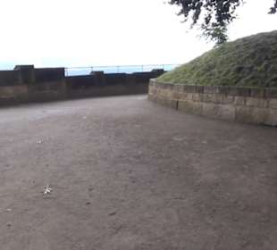 Entlang der Festungsmauer