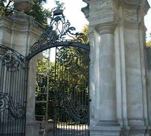 Brama wejściowa do pałacu