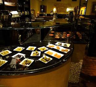 Tapas-Auswahl am Tresen des Lehmofens