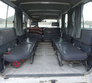 8 Mann in einem Jeep