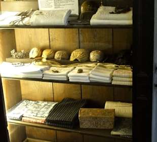 Schrank mit Aussteuer