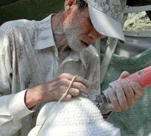 Feinarbeiten mit der Schleifmaschine
