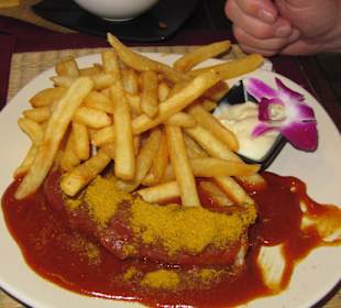Currywurst mit Pommes