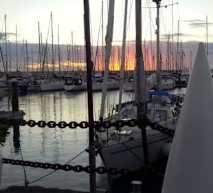 Nochmal den Sonnenuntergang am Hafen sehen