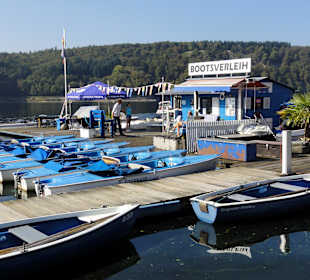 Boote an den Stegen von Edership