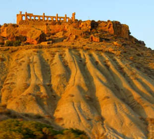 Der Hera-Tempel von der Straße aus