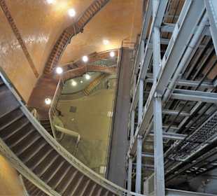 Im Treppenhaus des Alten Elbtunnels