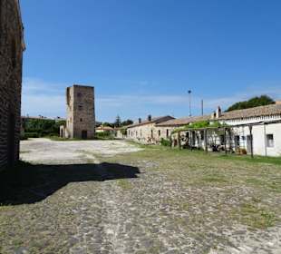 Das Gelände vor der Kirche mit Wehrturm