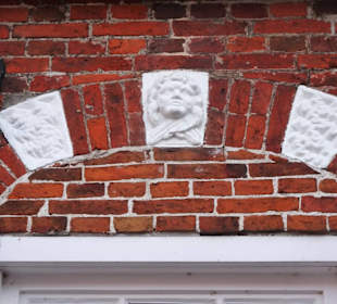 Historischer Türsturz in der Leeraner Altstadt