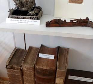 Bücher aus seinem Besitz und "Primiz-Krone"