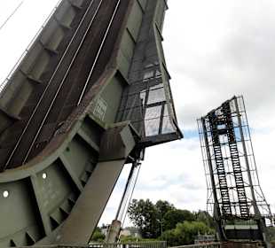 Die geöffnete Rollklappbrücke