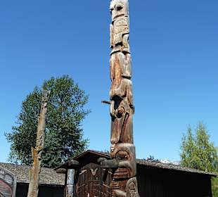 Langhäuser mit Totempfählen