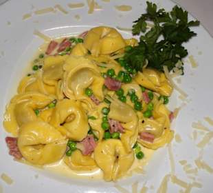 Tortellini mit Schinken-Erbsen-Sahnesauce