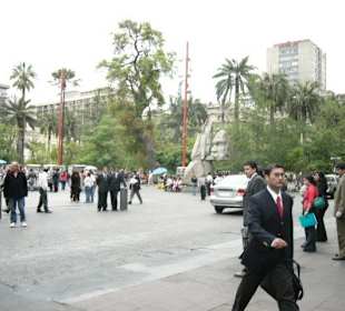 На Пласа де Армас в Сантьяго.