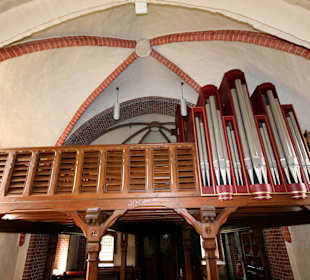 Orgelempore mit Schuke Orgel