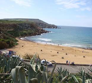 Einer der wenigen Sandstrände der Insel