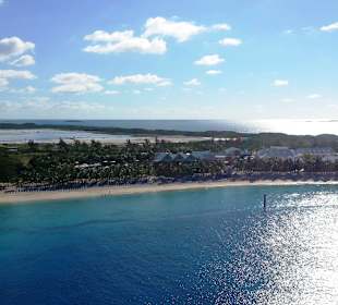 Blick auf den Strand vom Schiff aus