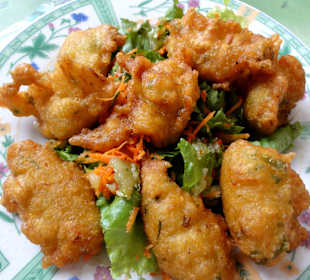Frisch frittierte Accras auf Salat