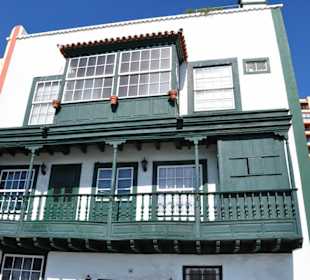 Typische Holzbalkone an der Avenida Maritima