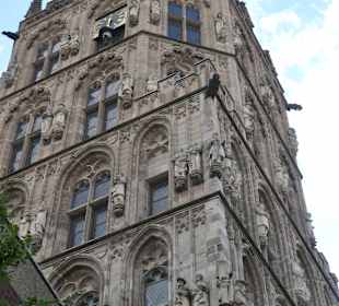 Blick zum historischen Rathausturm von Köln