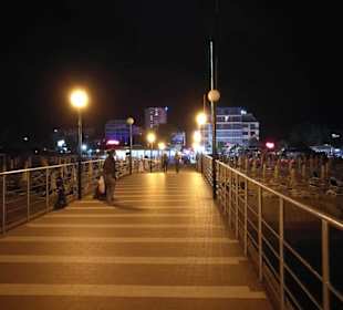 Słoneczny brzeg wieczorową porą 