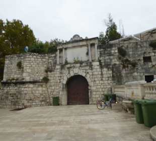 Fünf Brunnen Platz - Stadtmauer