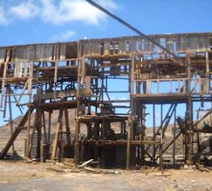 Alte Werkshalle am Hafen von Pedra do Lume